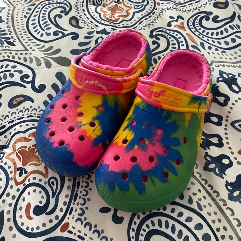 CROCS “fur” lined tie dye clogs